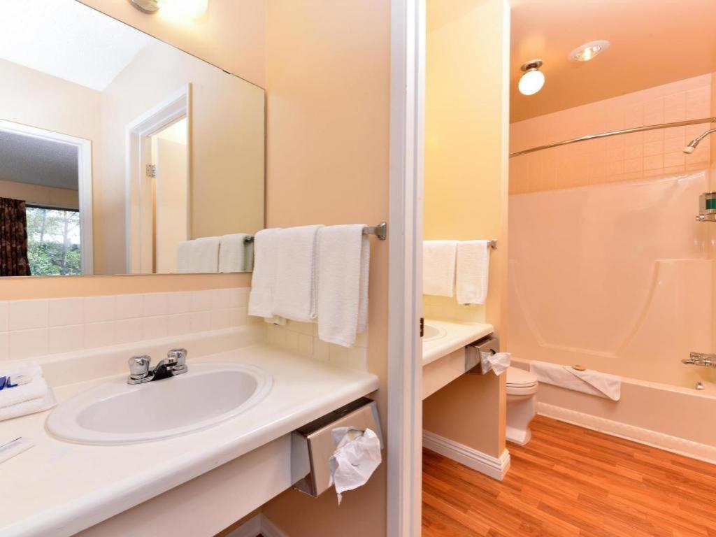 Canadas Best Value Inn Whitecourt Exterior foto