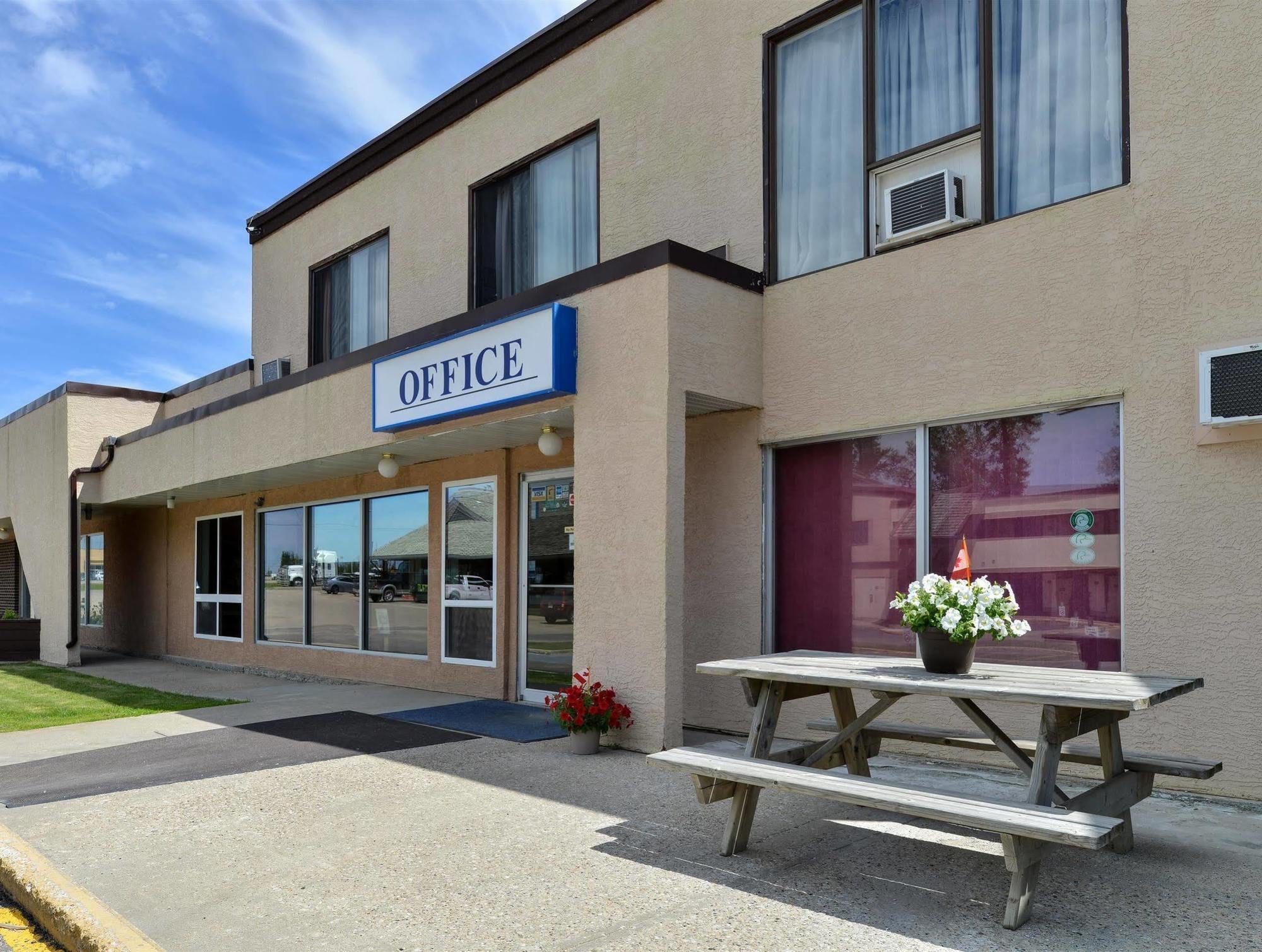 Canadas Best Value Inn Whitecourt Exterior foto