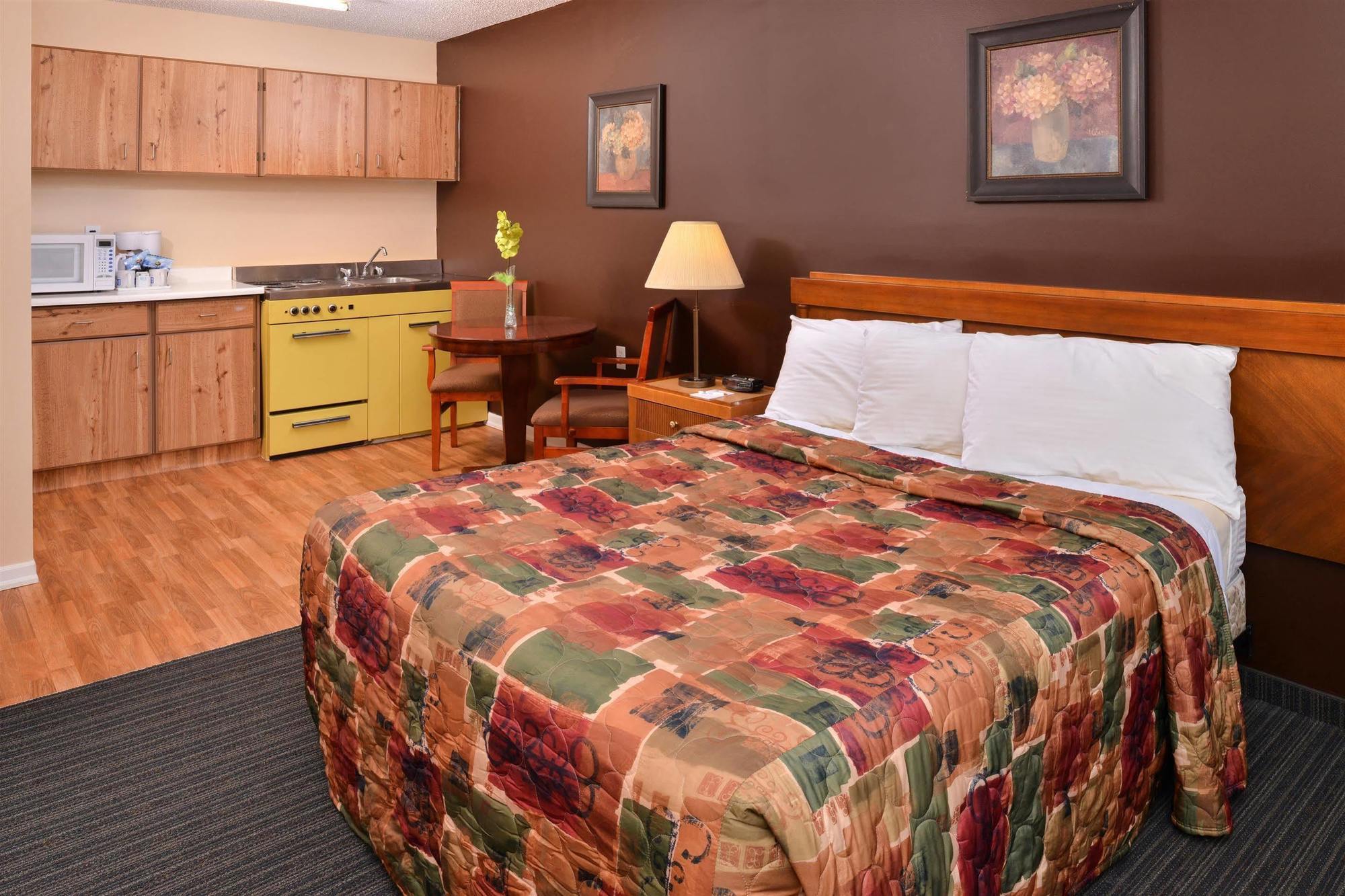 Canadas Best Value Inn Whitecourt Exterior foto