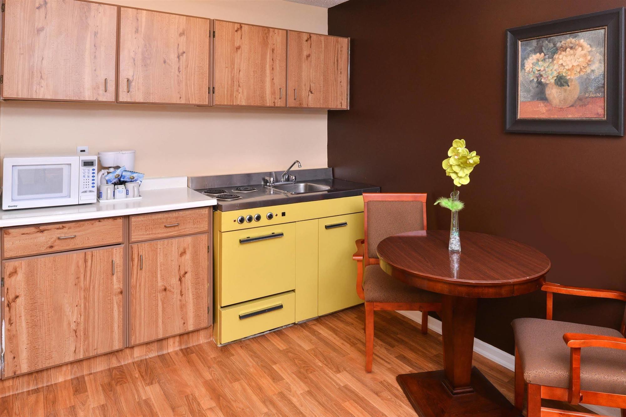 Canadas Best Value Inn Whitecourt Exterior foto